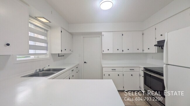 Photo du bâtiment - 46050 Camrose Ave