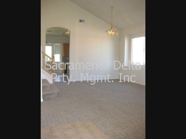 Building Photo - Beautiful and Spacious 5 bed/3 bath home i...