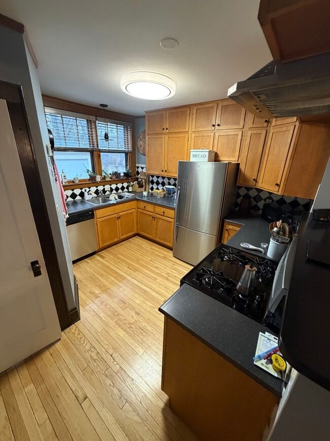 Building Photo - 327 56th St