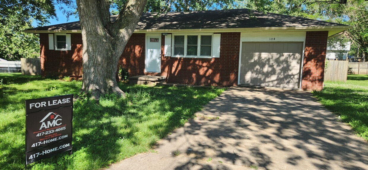Primary Photo - 104 N Teakwood Ave