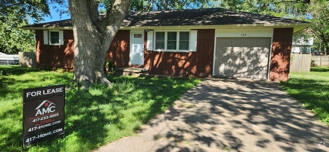 Building Photo - 104 N Teakwood Ave