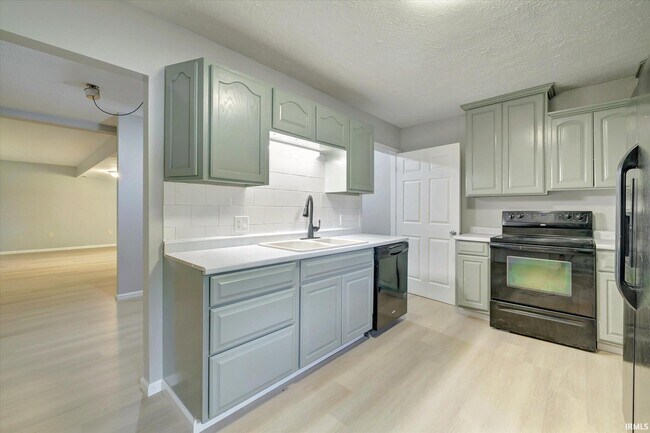 Foto del edificio - 4695 N State Rd 43