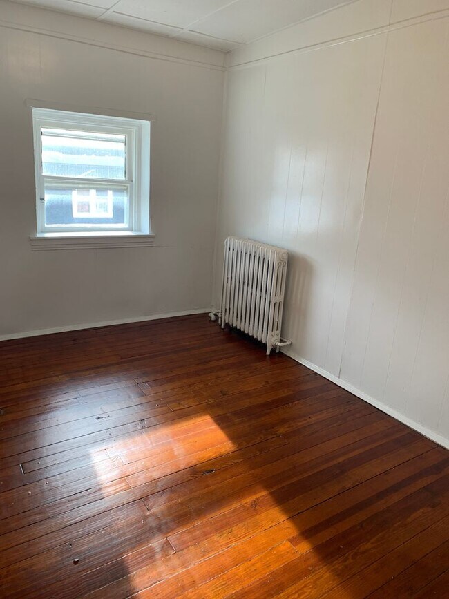 Foto del edificio - 3rd Floor 1 Bedroom Apartment-East End of ...