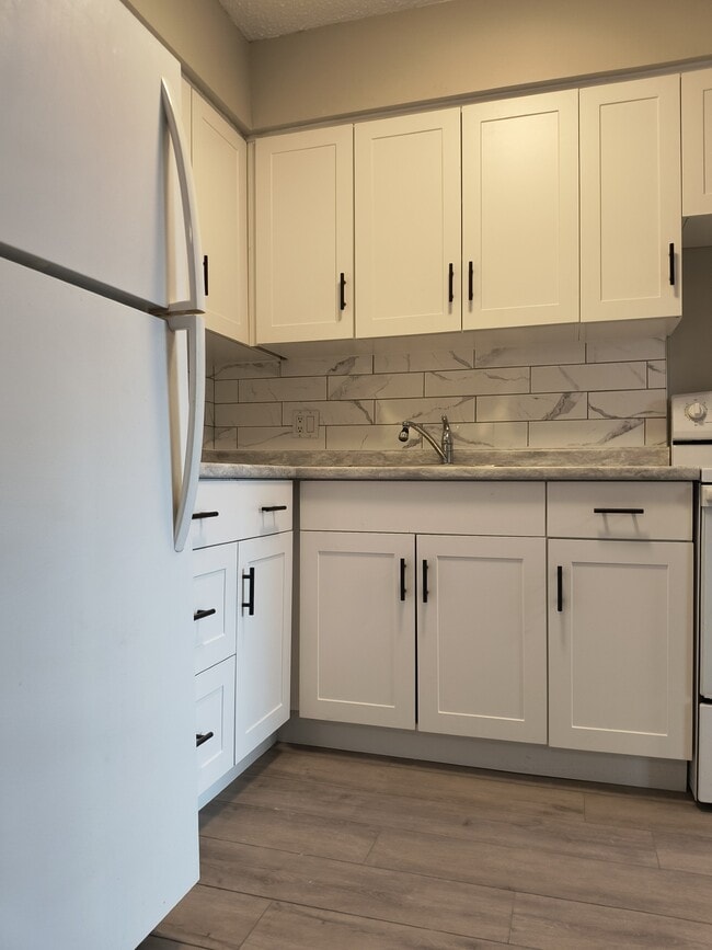 Building Photo - 72 Tollgate Rd