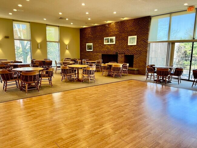 Building Photo - 404 Paradise Rd