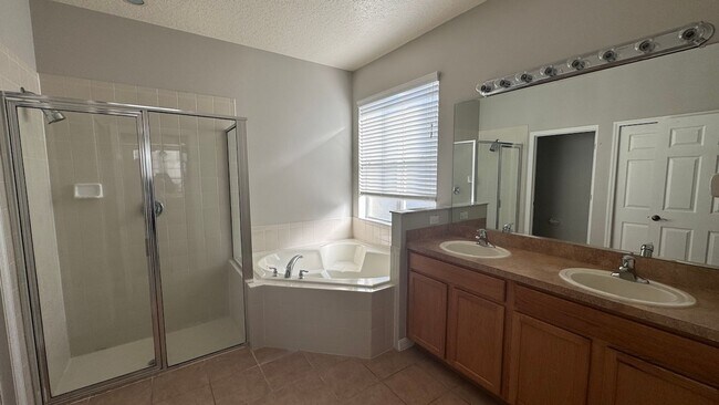 Foto del edificio - Updated 4/2.5 House with Garage in Turtle Creek of Saint Cloud