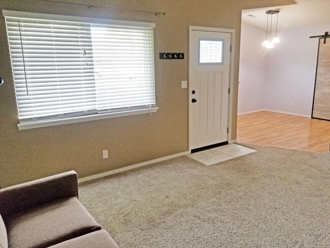 Foto del edificio - 7800 E Southern Dr