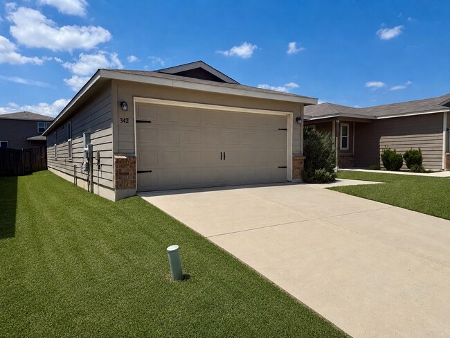Foto del edificio - Beautiful 3 bedroom, 2.5 bathroom with an office in a prime New Braunfels location!