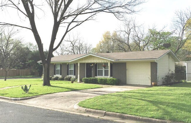 Foto del edificio - 1405 Green Forest Dr