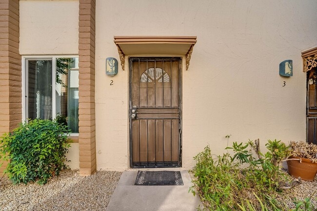 Building Photo - Prime Location - 2-bedroom, 1.5-bath townhome in Central Scottsdale!