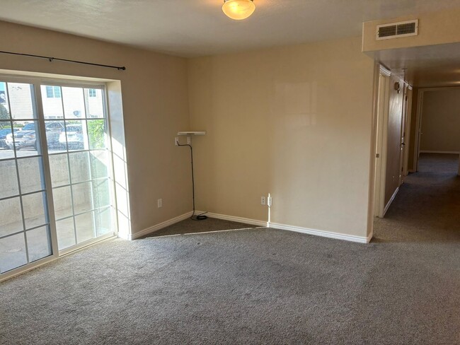 Building Photo - Green River 3 bed 2 bath Condo