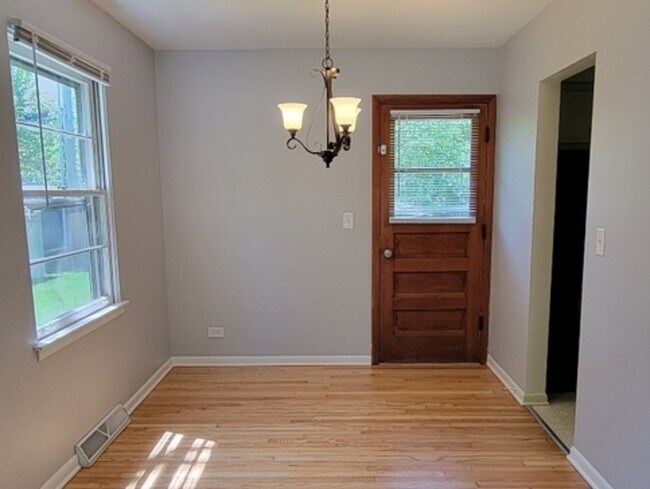 Building Photo - 809 Iris Ln