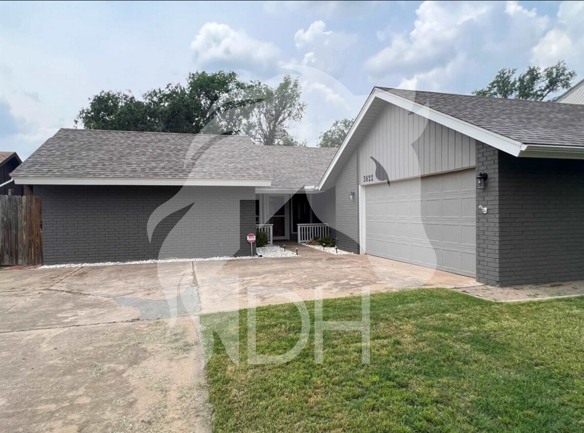 Foto principal - Coming soon in Enid Chisholm District!