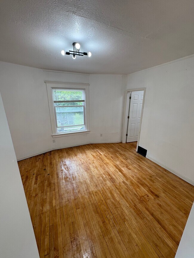Building Photo - 422 N 29th St