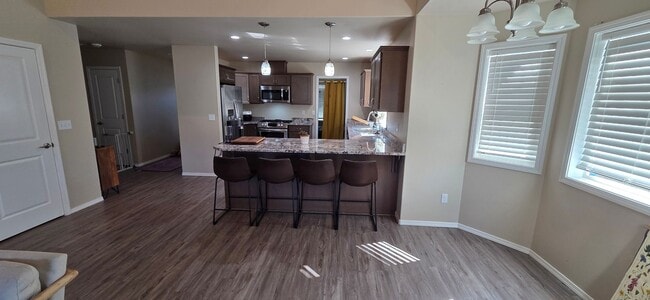 Building Photo - Beautiful & Spacious 3 Bed 2 Bath Directly...