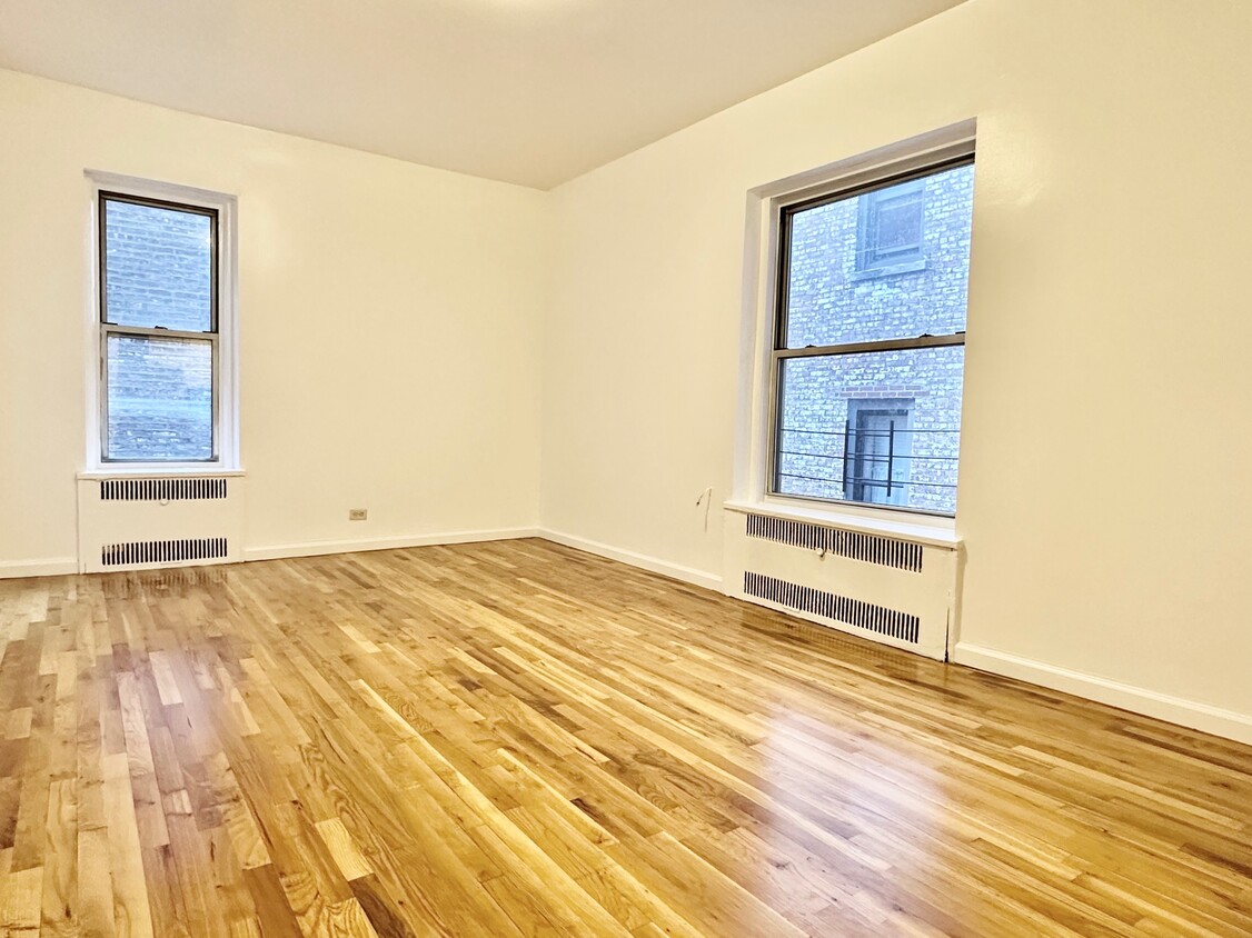 Foto principal - 216 W 102nd St