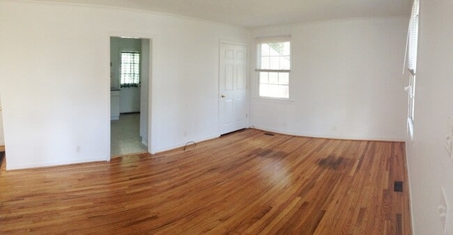 Building Photo - Lovely 2 bedroom home with hardwood floors, deck and sweet location in Chapel Hill