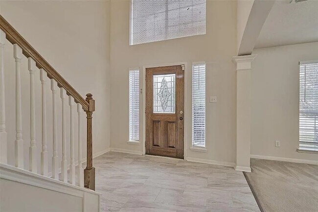 Foto del edificio - 511 Elm Ridge Dr