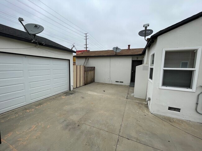 Foto del edificio - 15223 Atkinson Ave