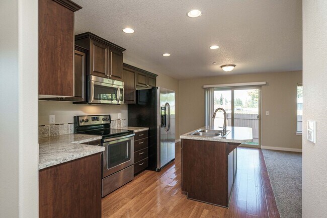 Building Photo - 3 Bedroom 2.5 Bath Town Home