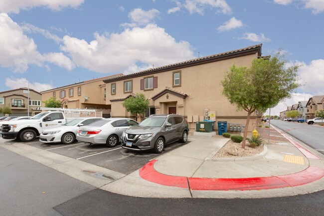 Building Photo - Newer three bedroom unit in gated communit...