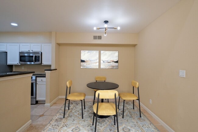 Building Photo - Fabulous 2 bedroom condo for rent in San R...