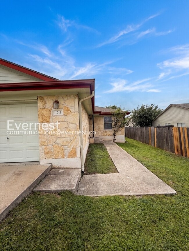 Building Photo - 1011 Iola Dr