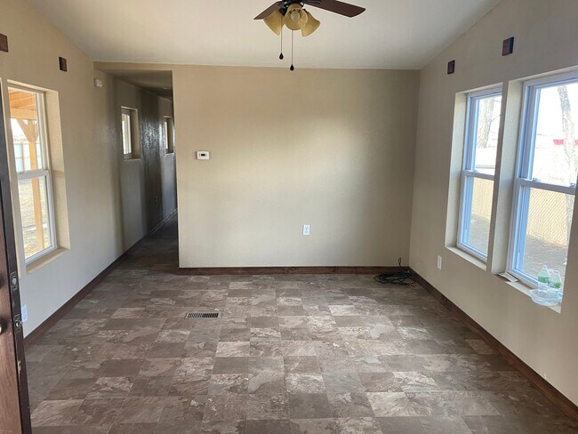 Building Photo - 305 Sunnyside Ln