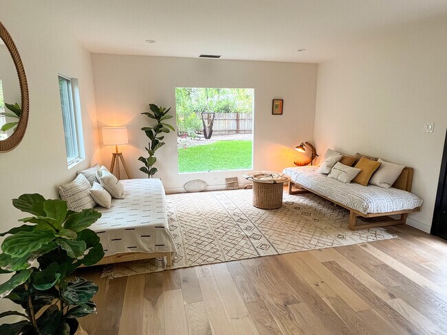 Living room - 602 N Fulton St