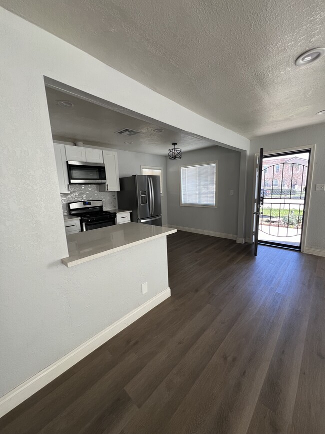 Foto del edificio - 15464 Pomona Rincon Rd