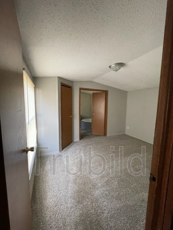 Building Photo - 44 Somerset Dr