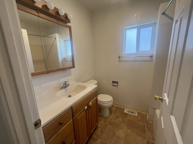 Building Photo - 3 Bed, 1 Bath Home