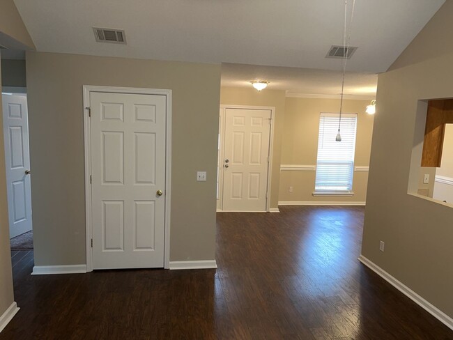 Building Photo - MOVE IN SPECIAL! Half off first month's re...