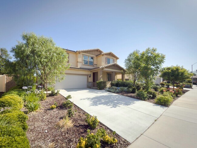 Building Photo - Beautiful 2 Story 5 Bedroom SOLAR Home + L...