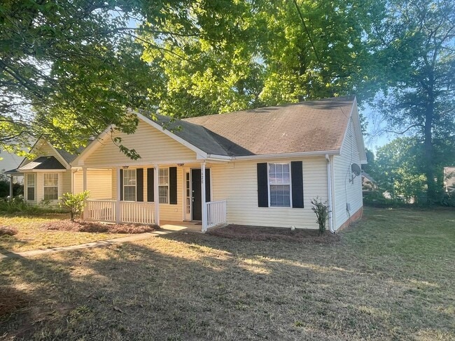 Building Photo - Charming ranch-style 2 Bedroom 1 Bath home in Pineville offering comfortable single-level living.