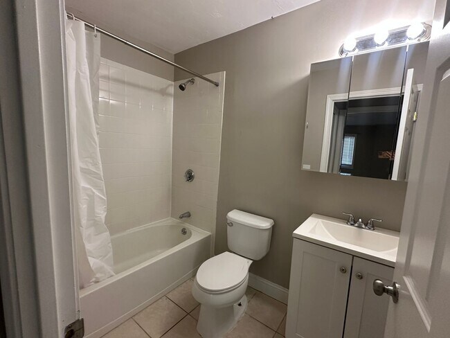 Building Photo - Spacious 1 Bed/ 1 Bath in Cranston!