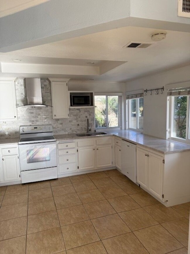 Building Photo - Beautiful 3 bedroom 2 1/2 bath single fami...