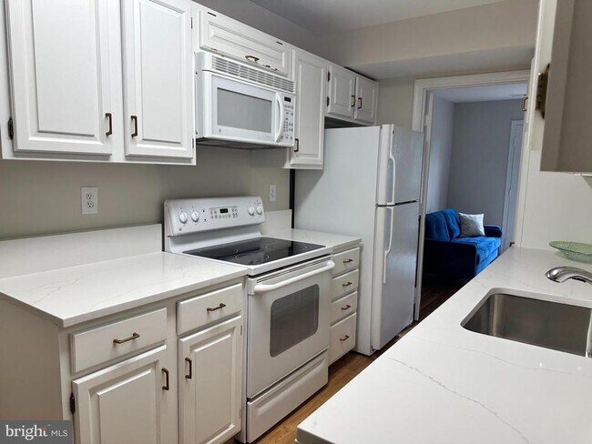 Building Photo - 4847 Chevy Chase Dr