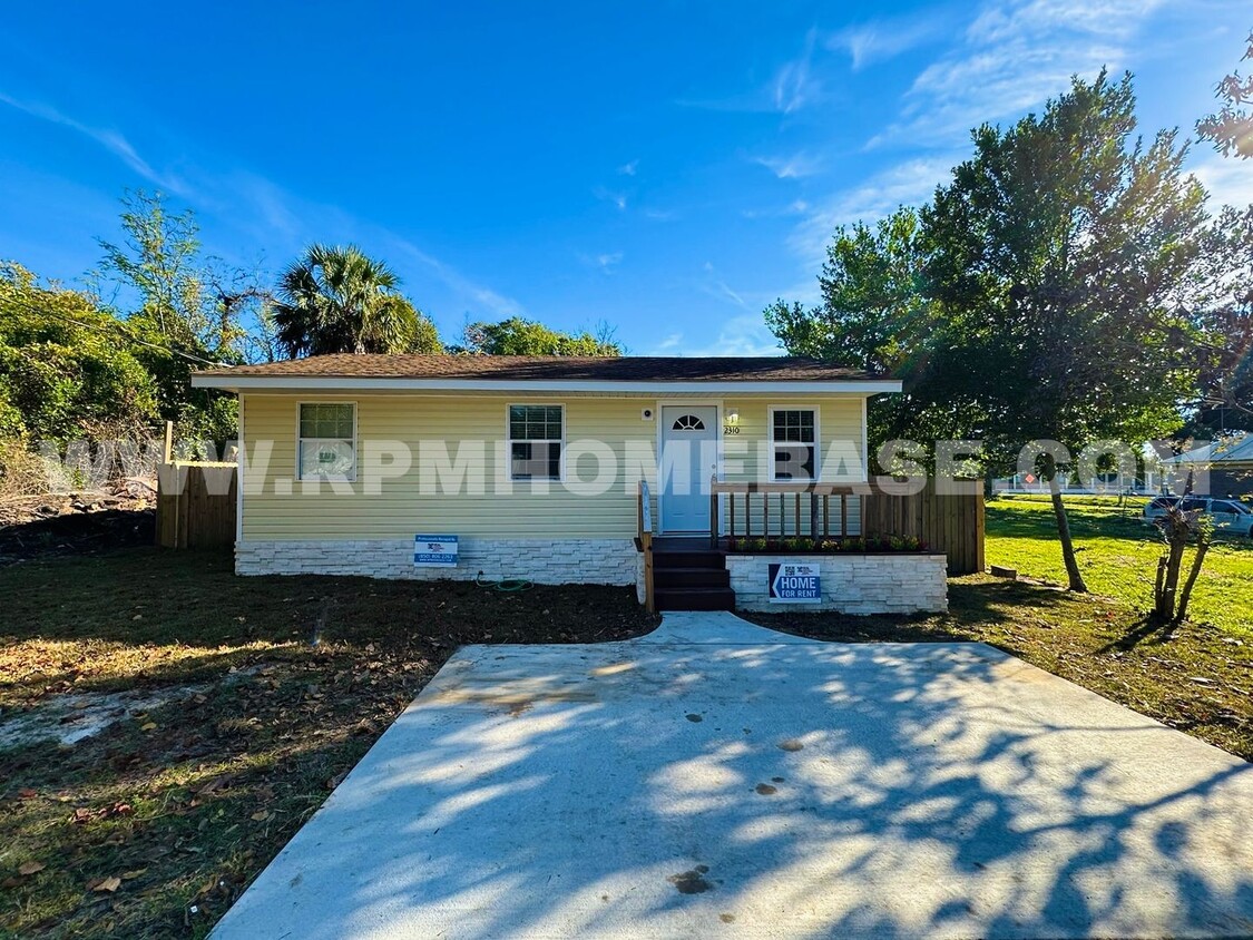 Foto principal - 2 bed, 1 bath on large lot with fenced in ...