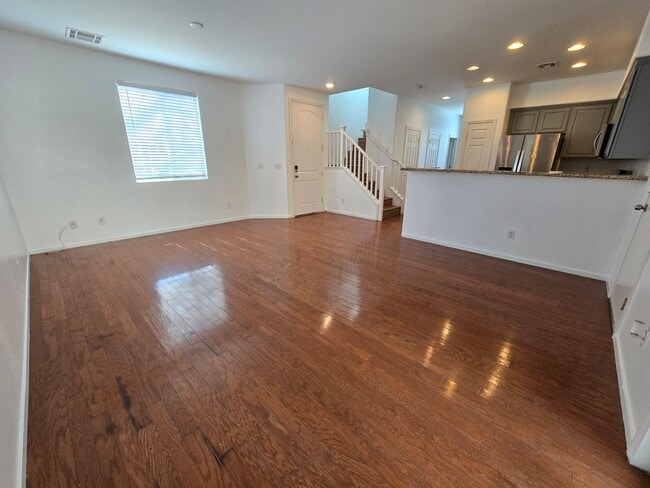 Building Photo - 3 Bedroom Updated Townhouse