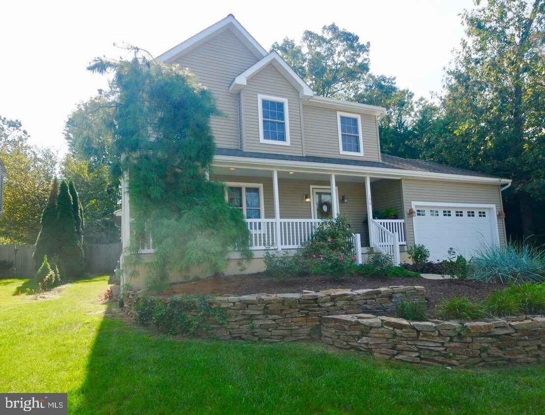 Primary Photo - 136 Lakeshore Dr