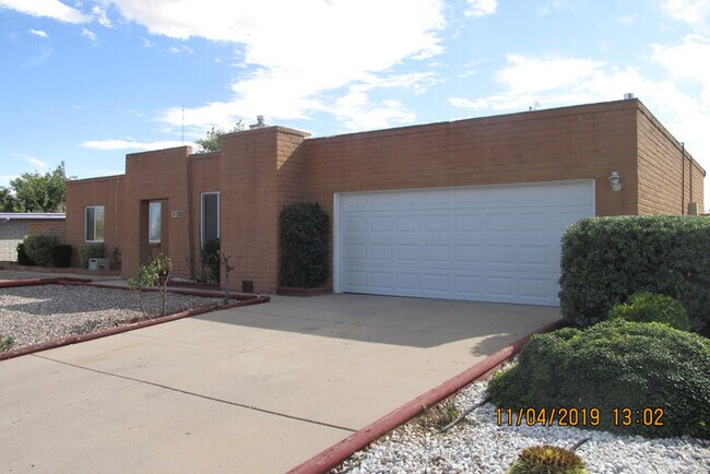 Building Photo - Spacious and Convenient!