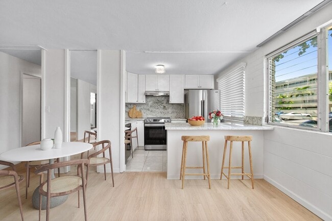 Building Photo - Recently Renovated 2 Bedroom Unit at Puale...