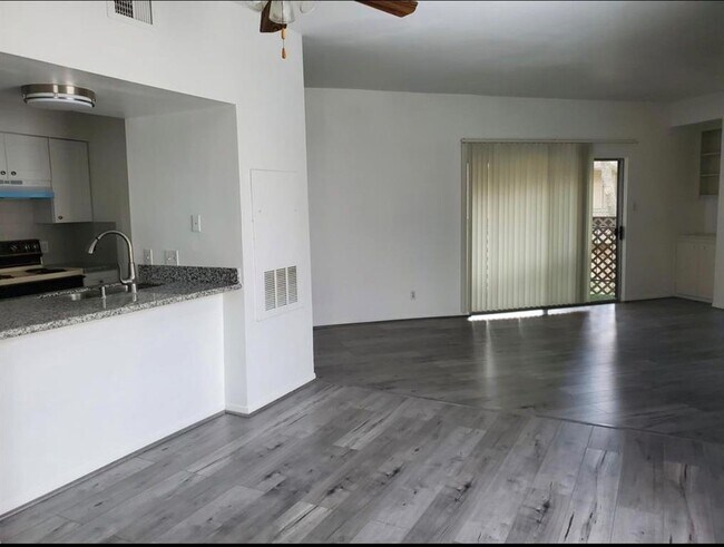 Foto del edificio - 6500 Harbor Town Dr