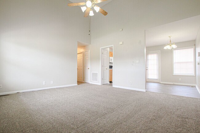 Building Photo - Three Bedroom with Bonus!