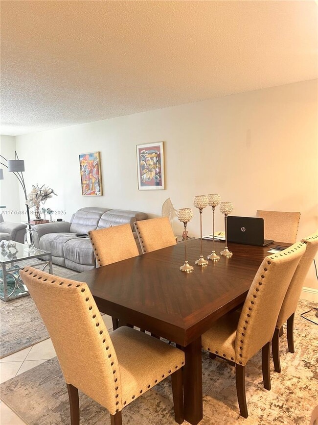 Foto del edificio - 361 S Hollybrook Dr