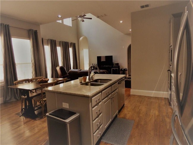 Foto del edificio - 770 E Main St