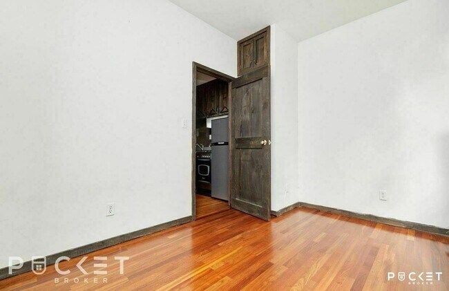 Building Photo - 516 E 12th St