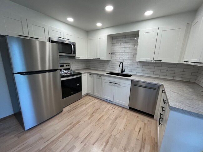 Foto del edificio - 644-646 Woodlawn Dr - Duplex