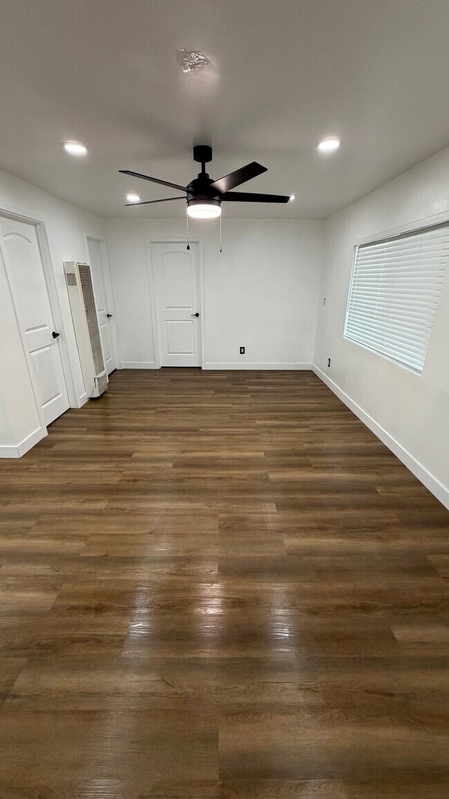 Foto del edificio - 6506 Regent St